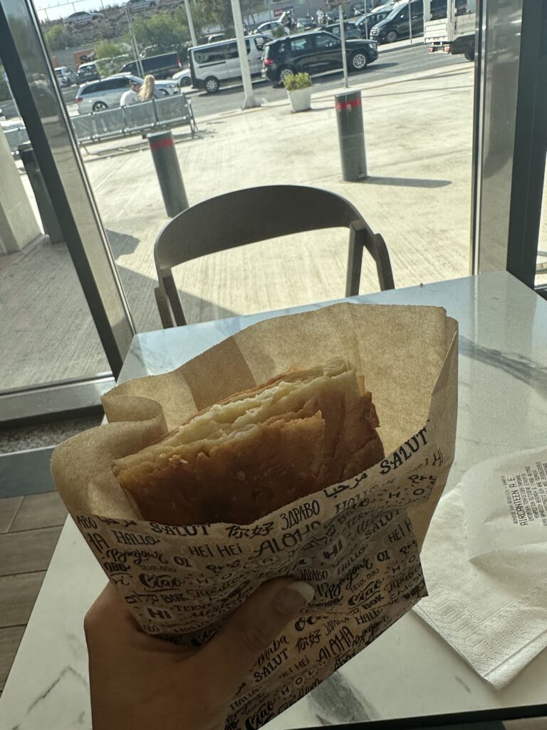 サントリーニ空港でのフェタチーズパイ